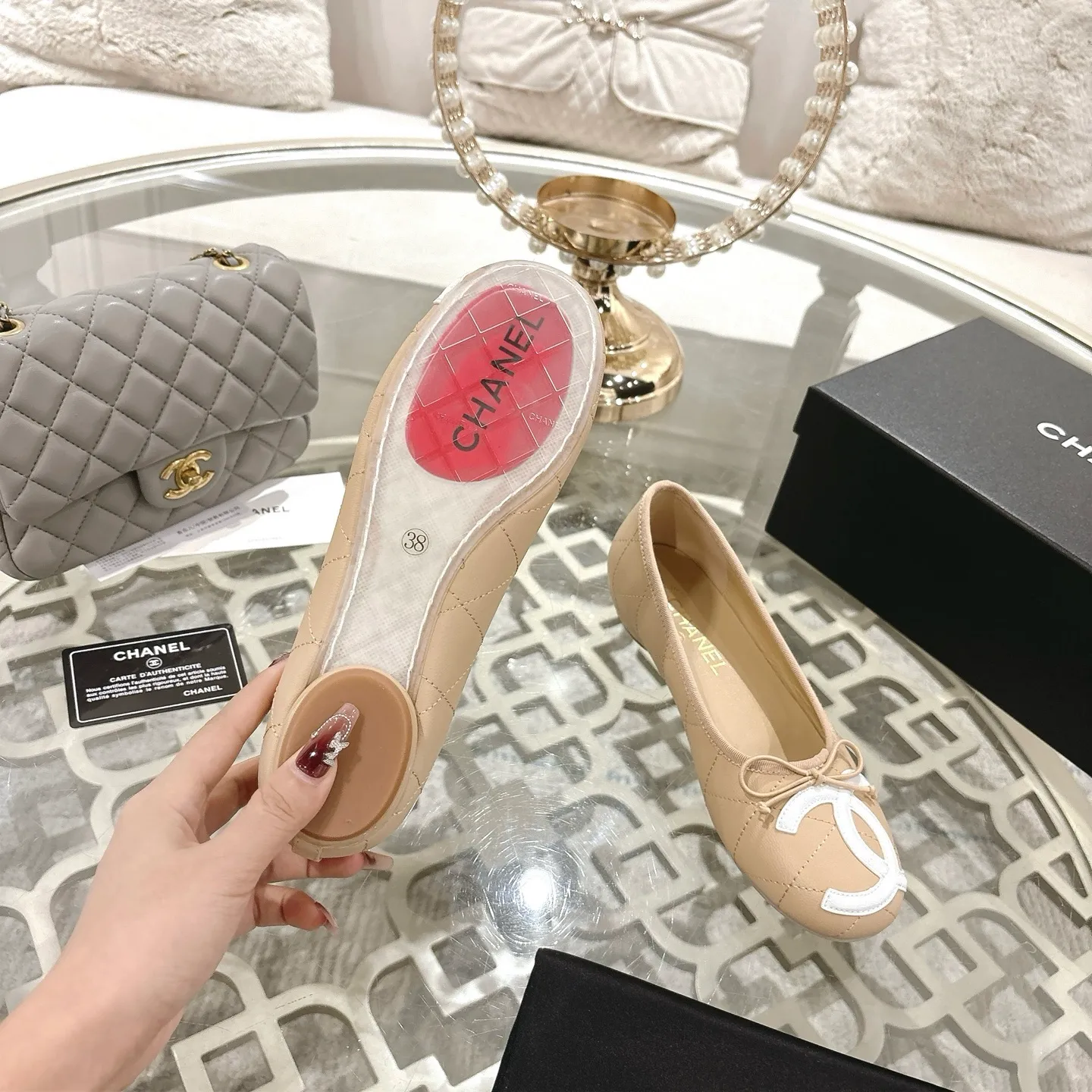 👟👟Ex-factory price 540👟👟 [Purchase-level quality] CHANEL Xiaoxiang 25/A new summer bow-tie shoes 💃 This pair of "dancing shoes" is really breathtakingly beautiful! Made of cowhide fabric + exquisite electric embroidery, every detail exudes a sense of high-end ~ classic bow design, Italian genuine leather sole, comfortable and elegant on the feet, a perfect must-have for fairies!  🌟 All counters are from the same source! All materials are customized according to the original 1:1, and are developed and patterned from genuine products. The quality is absolutely assured ~ a classic that must be bought every year, a versatile artifact that looks great whether paired with skirts or jeans!  💖 The perfect finishing touch for summer outfits, sisters, just do it! 👉 Fabric: Imported sheepskin Lining: Imported sheepskin Outsole: Private molded outsole Size: 35-40 Leather surface